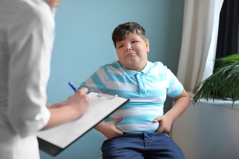 Obeziteti tek Adoleshentët: Shkaqet, Rreziqet dhe Zgjidhjet